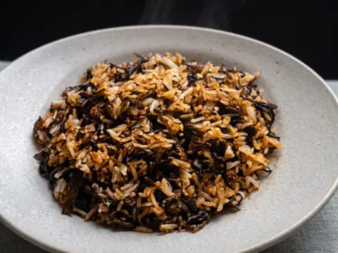 Arroz frito con verduras de ciruela