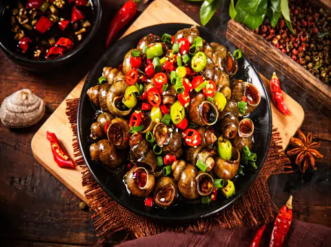 Caracoles de mar picantes / con jengibre y cebolleta / en agua salada
