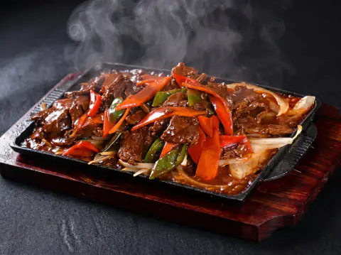 Carne de res con placa de hierro