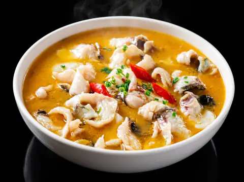 Cazuela de lubina con verduras encurtidasy fideos de soja