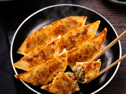 Empanadillas chinas a la plancha rellenas de cerdo y cebollino