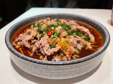 Enoki con ternera en salsa picante y ácida