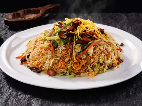 Fideos de arroz salteados