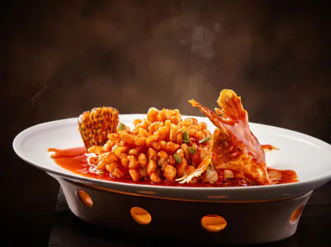 Lubina en salsa agridulce cortada en forma de ardilla
