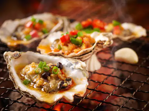 Ostras a la parrilla con salsa de ajo