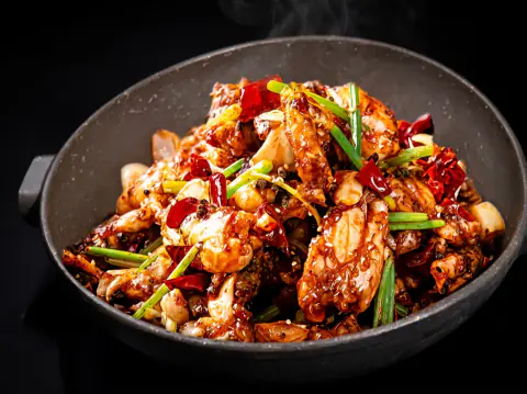 Rana salteada al wok picante estilo seco