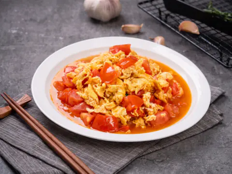Revuelto de huevo con tomate (Sopa de tomate y huevo)