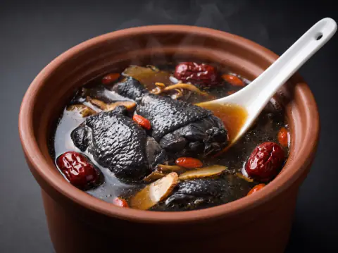 Sopa de pollo negro con hierbas medicinales