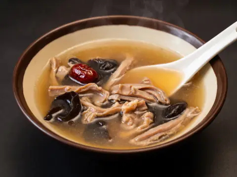 Sopa revitalizante de estómago de cerdo