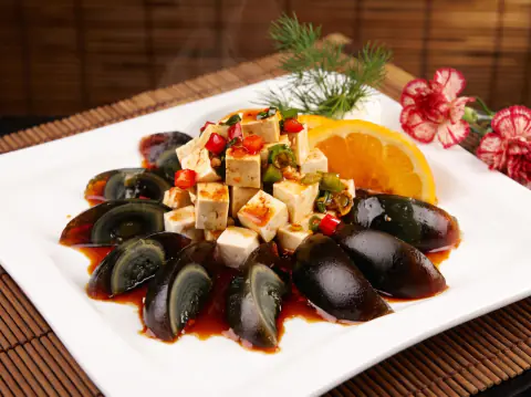 Tofu con huevo milenario