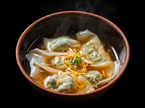 Wontons en sopa de algas y camarones secos